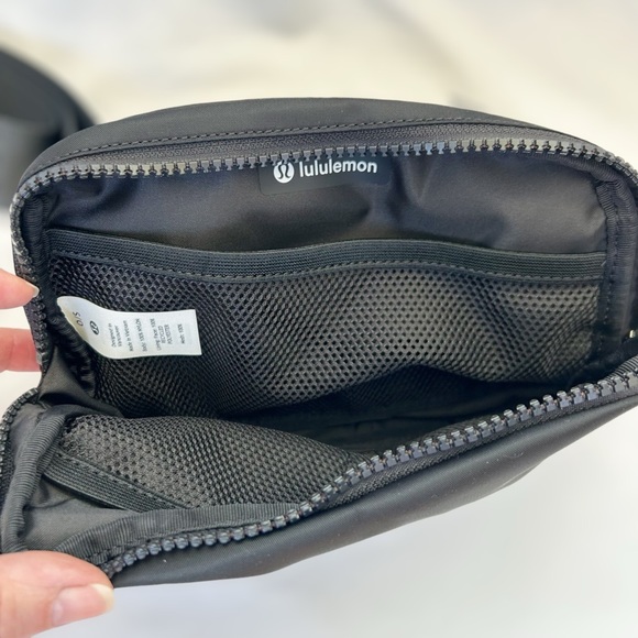 NEW Lululemon OG Black Everywhere Belt Bag - Picture 8 of 8